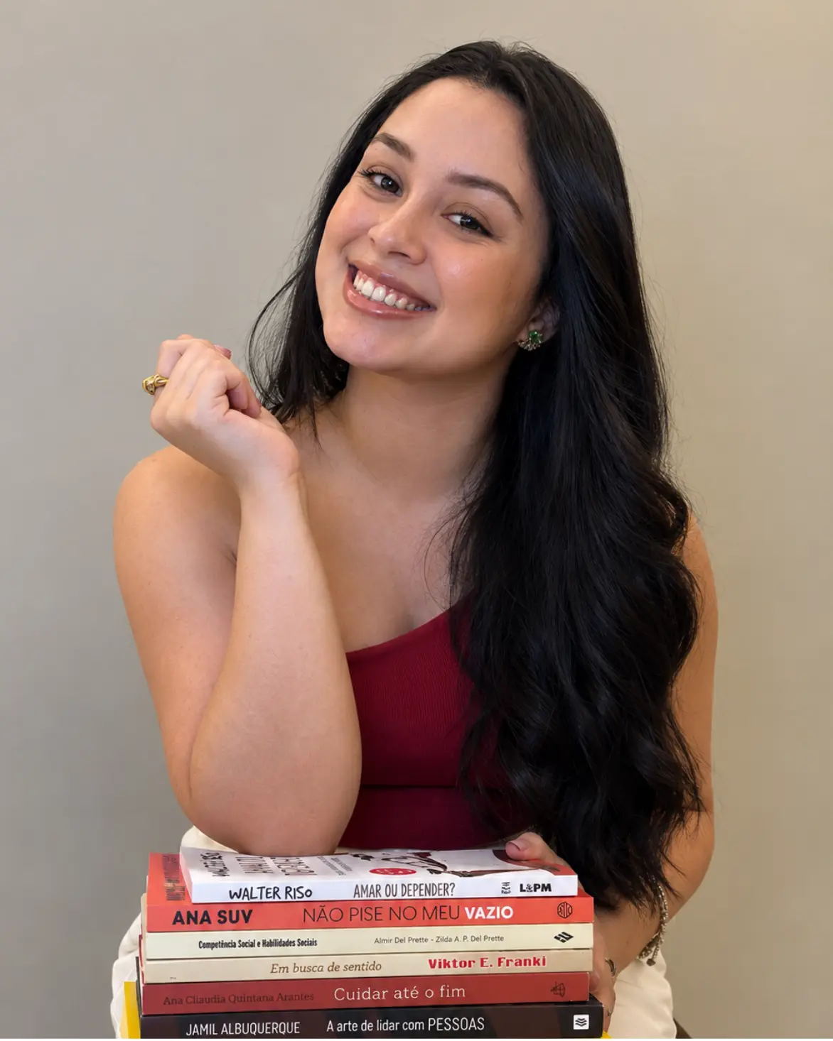 Vitória Mendonça, psicóloga clínica, sorrindo